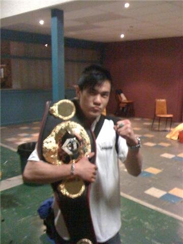 L'istruttore Di Wong Shun Leung Ving Tsun (Wing Chun) con la cintura conquistata nella WBO (World Boxing Organization).